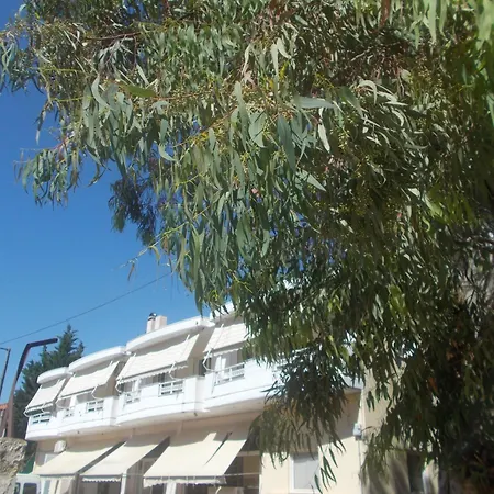 τριών ατόμων