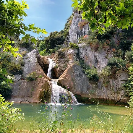 τριών ατόμων 필리아트라